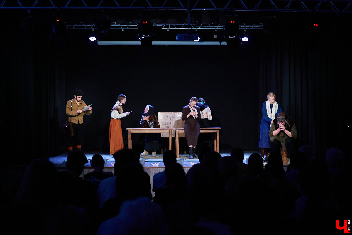 А вы знали, что можете свободно посещать экзаменационные представления студентов-театралов? Начнем с «Живи и помни», над которым ребята из ВлГУ работали под руководством актера драмтеатра. Девушки в роли бабушек, одобрительное улюлюканье вместо строгого «Браво!» и, конечно же, явки-пароли по открытым для горожан театрализованным экзаменам в репортаже «Ключ-Медиа».