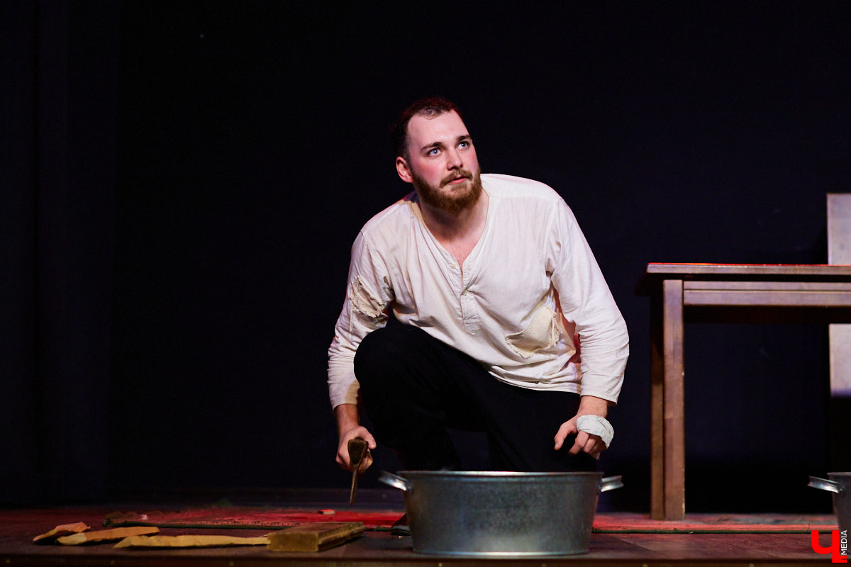 А вы знали, что можете свободно посещать экзаменационные представления студентов-театралов? Начнем с «Живи и помни», над которым ребята из ВлГУ работали под руководством актера драмтеатра. Девушки в роли бабушек, одобрительное улюлюканье вместо строгого «Браво!» и, конечно же, явки-пароли по открытым для горожан театрализованным экзаменам в репортаже «Ключ-Медиа».