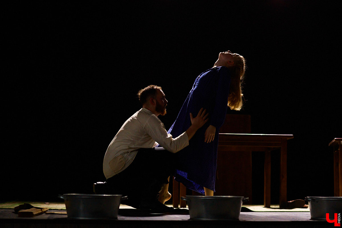 А вы знали, что можете свободно посещать экзаменационные представления студентов-театралов? Начнем с «Живи и помни», над которым ребята из ВлГУ работали под руководством актера драмтеатра. Девушки в роли бабушек, одобрительное улюлюканье вместо строгого «Браво!» и, конечно же, явки-пароли по открытым для горожан театрализованным экзаменам в репортаже «Ключ-Медиа».