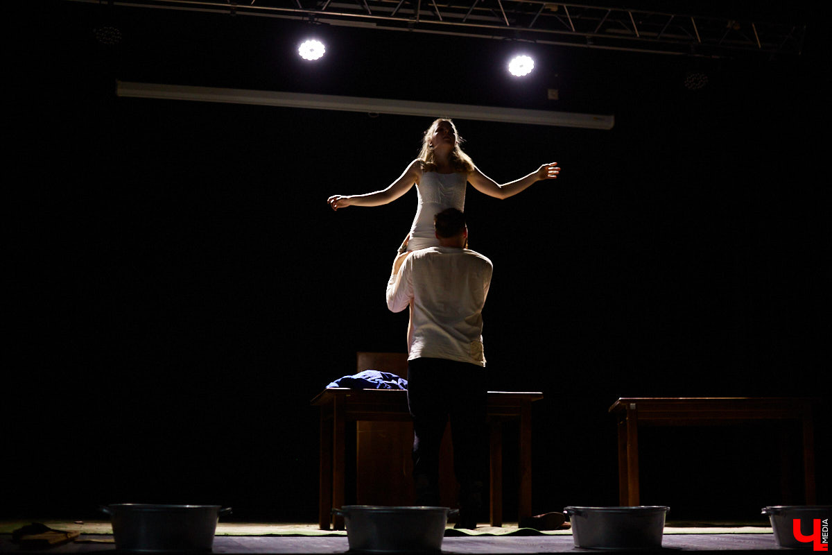 А вы знали, что можете свободно посещать экзаменационные представления студентов-театралов? Начнем с «Живи и помни», над которым ребята из ВлГУ работали под руководством актера драмтеатра. Девушки в роли бабушек, одобрительное улюлюканье вместо строгого «Браво!» и, конечно же, явки-пароли по открытым для горожан театрализованным экзаменам в репортаже «Ключ-Медиа».