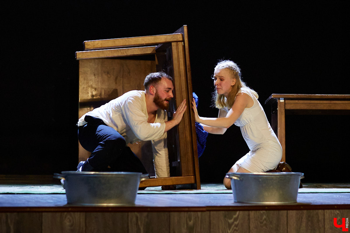 А вы знали, что можете свободно посещать экзаменационные представления студентов-театралов? Начнем с «Живи и помни», над которым ребята из ВлГУ работали под руководством актера драмтеатра. Девушки в роли бабушек, одобрительное улюлюканье вместо строгого «Браво!» и, конечно же, явки-пароли по открытым для горожан театрализованным экзаменам в репортаже «Ключ-Медиа».