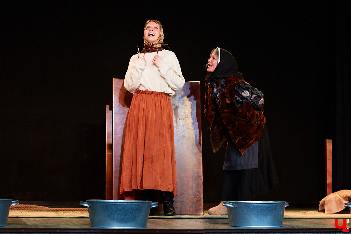 А вы знали, что можете свободно посещать экзаменационные представления студентов-театралов? Начнем с «Живи и помни», над которым ребята из ВлГУ работали под руководством актера драмтеатра. Девушки в роли бабушек, одобрительное улюлюканье вместо строгого «Браво!» и, конечно же, явки-пароли по открытым для горожан театрализованным экзаменам в репортаже «Ключ-Медиа».