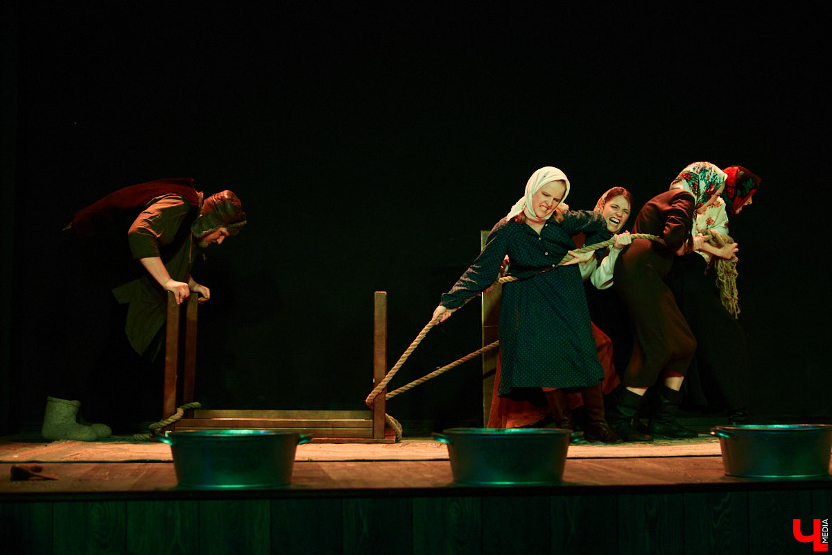 А вы знали, что можете свободно посещать экзаменационные представления студентов-театралов? Начнем с «Живи и помни», над которым ребята из ВлГУ работали под руководством актера драмтеатра. Девушки в роли бабушек, одобрительное улюлюканье вместо строгого «Браво!» и, конечно же, явки-пароли по открытым для горожан театрализованным экзаменам в репортаже «Ключ-Медиа».