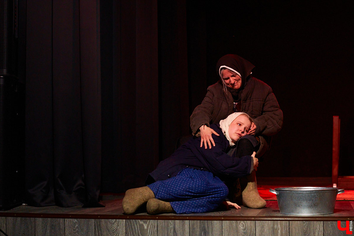 А вы знали, что можете свободно посещать экзаменационные представления студентов-театралов? Начнем с «Живи и помни», над которым ребята из ВлГУ работали под руководством актера драмтеатра. Девушки в роли бабушек, одобрительное улюлюканье вместо строгого «Браво!» и, конечно же, явки-пароли по открытым для горожан театрализованным экзаменам в репортаже «Ключ-Медиа».