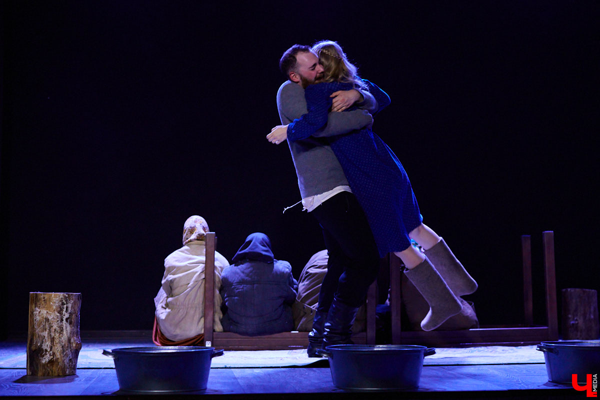 А вы знали, что можете свободно посещать экзаменационные представления студентов-театралов? Начнем с «Живи и помни», над которым ребята из ВлГУ работали под руководством актера драмтеатра. Девушки в роли бабушек, одобрительное улюлюканье вместо строгого «Браво!» и, конечно же, явки-пароли по открытым для горожан театрализованным экзаменам в репортаже «Ключ-Медиа».