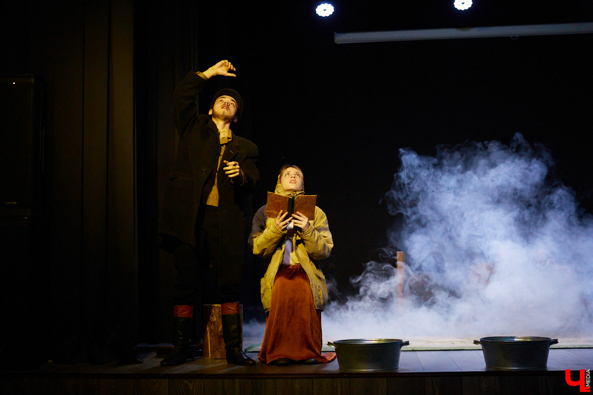 А вы знали, что можете свободно посещать экзаменационные представления студентов-театралов? Начнем с «Живи и помни», над которым ребята из ВлГУ работали под руководством актера драмтеатра. Девушки в роли бабушек, одобрительное улюлюканье вместо строгого «Браво!» и, конечно же, явки-пароли по открытым для горожан театрализованным экзаменам в репортаже «Ключ-Медиа».