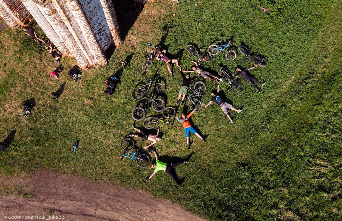 Асфальт вышел из-под луж, пора стряхнуть пыль с двухколесного коня и отправляться в путь! Субботним днем 30 апреля владимирские велосипедисты откроют сезон покатушек масштабным городским пробегом, а 8 мая отправятся в путешествие до Коврова. Какие еще приключения готовит любителям активного отдыха новый сезон?