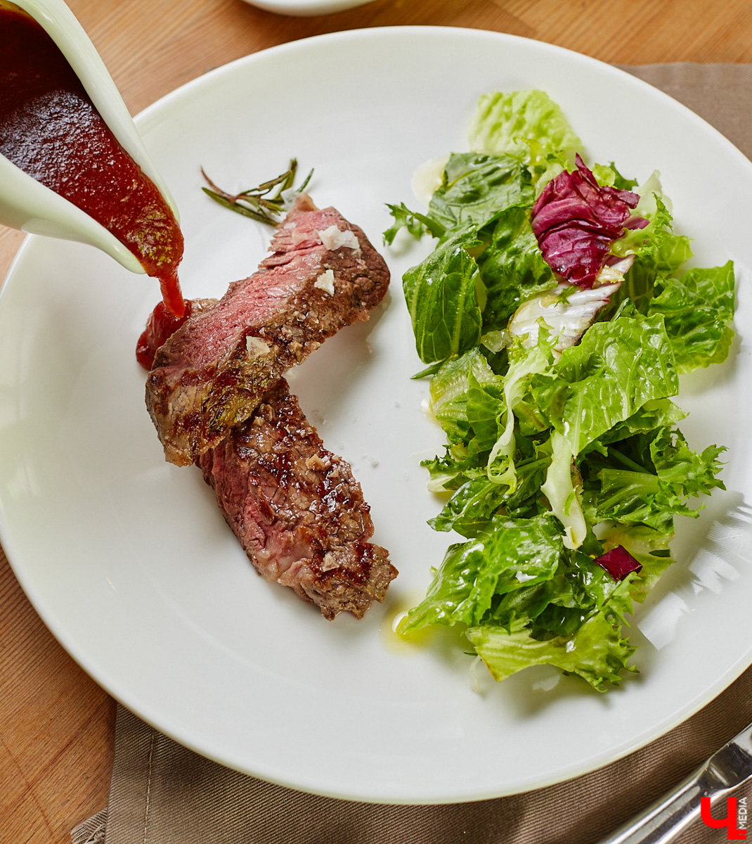 Ингредиенты всех стран объединились в бомбический соус для барбекю. Теперь майские каникулы пройдут у вас со вкусом огненного стейка, копченой паприки и экзотического микса специй!