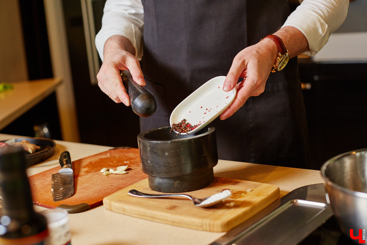 Ингредиенты всех стран объединились в бомбический соус для барбекю. Теперь майские каникулы пройдут у вас со вкусом огненного стейка, копченой паприки и экзотического микса специй!