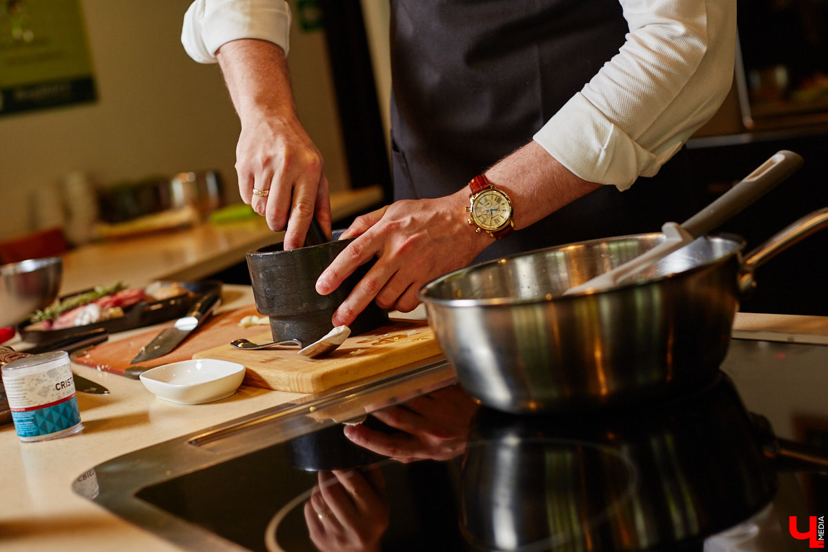 Ингредиенты всех стран объединились в бомбический соус для барбекю. Теперь майские каникулы пройдут у вас со вкусом огненного стейка, копченой паприки и экзотического микса специй!