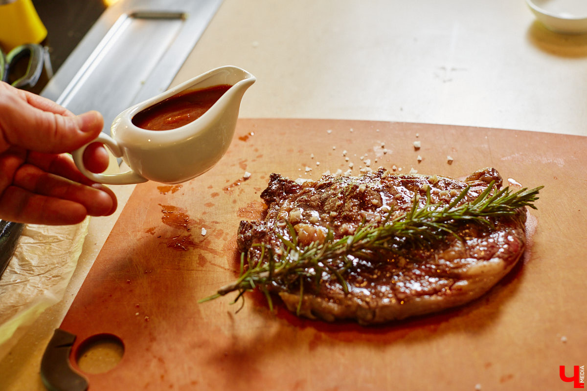 Ингредиенты всех стран объединились в бомбический соус для барбекю. Теперь майские каникулы пройдут у вас со вкусом огненного стейка, копченой паприки и экзотического микса специй!