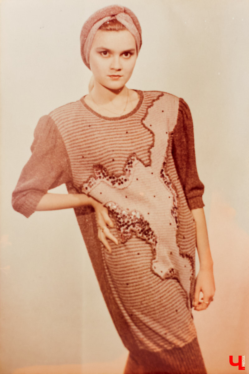 В 80-х годах самым модным местом Владимира был Дом быта на улице Разина. Именно там рождались коллекции одежды, которые потом попадали на прилавки магазинов. В здании трудились художники, дизайнеры, конструкторы, швеи и, конечно, лучшие девушки СССР — модели. О показах тех времен, командировках за границу и особенностях работы в СССР «Ключ-Медиа» рассказали Елена Смирнова и Анна Трубова.