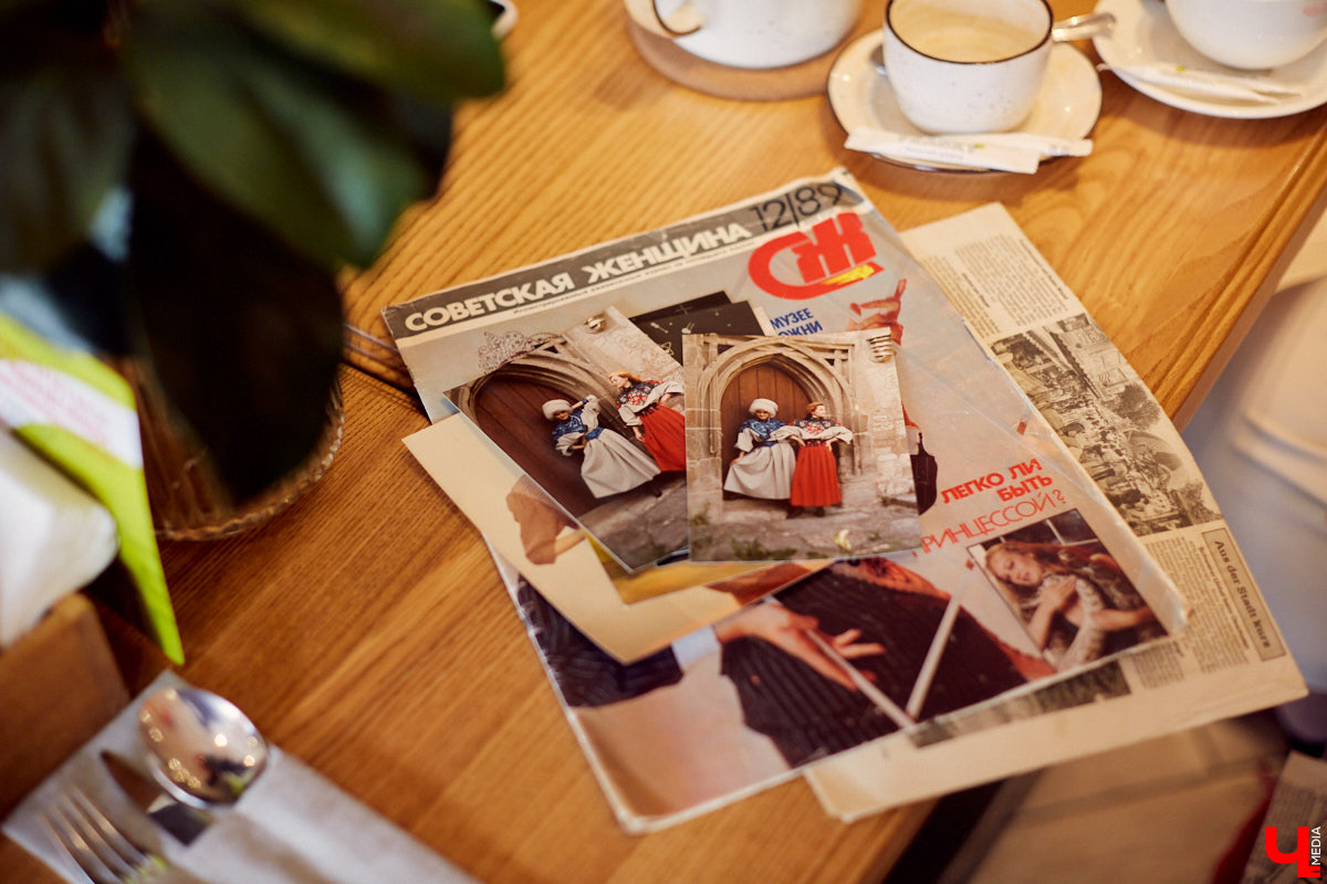 В 80-х годах самым модным местом Владимира был Дом быта на улице Разина. Именно там рождались коллекции одежды, которые потом попадали на прилавки магазинов. В здании трудились художники, дизайнеры, конструкторы, швеи и, конечно, лучшие девушки СССР — модели. О показах тех времен, командировках за границу и особенностях работы в СССР «Ключ-Медиа» рассказали Елена Смирнова и Анна Трубова.