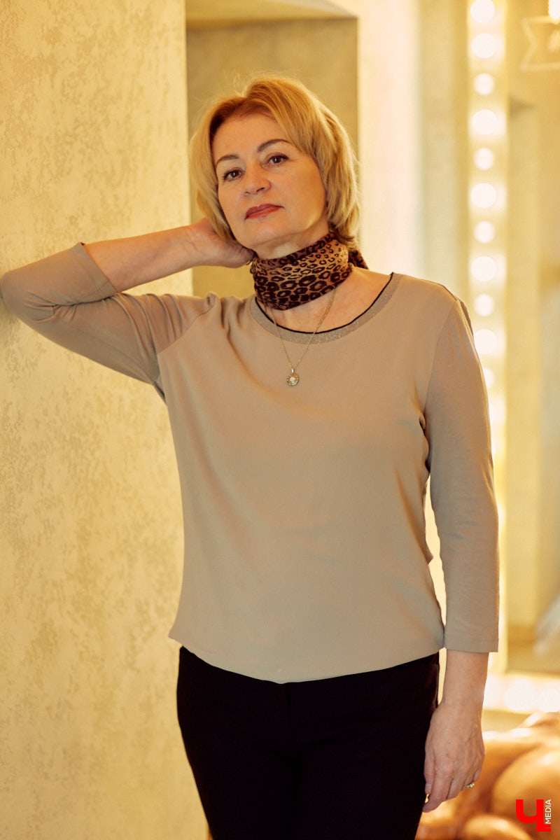 В 80-х годах самым модным местом Владимира был Дом быта на улице Разина. Именно там рождались коллекции одежды, которые потом попадали на прилавки магазинов. В здании трудились художники, дизайнеры, конструкторы, швеи и, конечно, лучшие девушки СССР — модели. О показах тех времен, командировках за границу и особенностях работы в СССР «Ключ-Медиа» рассказали Елена Смирнова и Анна Трубова.