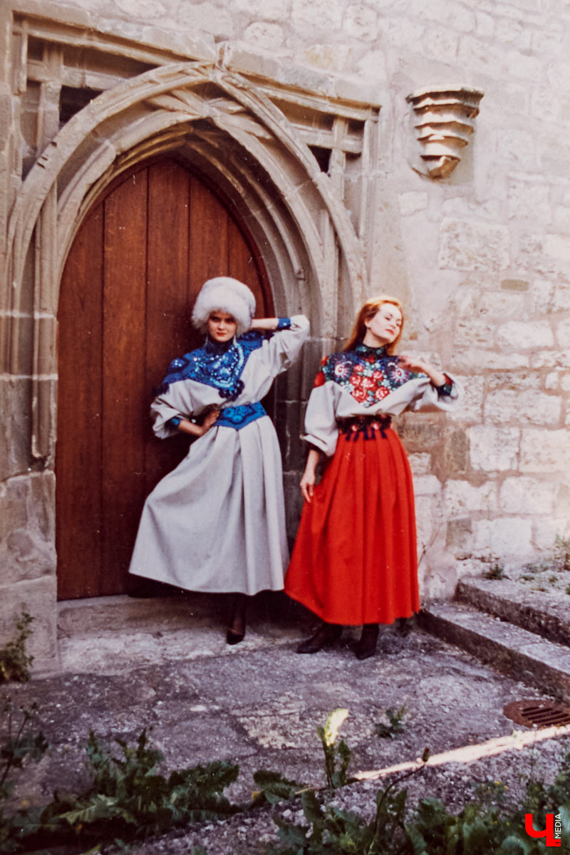 В 80-х годах самым модным местом Владимира был Дом быта на улице Разина. Именно там рождались коллекции одежды, которые потом попадали на прилавки магазинов. В здании трудились художники, дизайнеры, конструкторы, швеи и, конечно, лучшие девушки СССР — модели. О показах тех времен, командировках за границу и особенностях работы в СССР «Ключ-Медиа» рассказали Елена Смирнова и Анна Трубова.