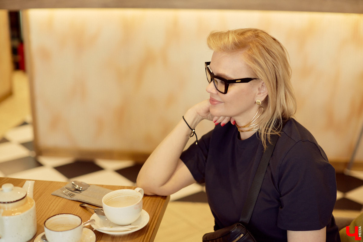 В 80-х годах самым модным местом Владимира был Дом быта на улице Разина. Именно там рождались коллекции одежды, которые потом попадали на прилавки магазинов. В здании трудились художники, дизайнеры, конструкторы, швеи и, конечно, лучшие девушки СССР — модели. О показах тех времен, командировках за границу и особенностях работы в СССР «Ключ-Медиа» рассказали Елена Смирнова и Анна Трубова.