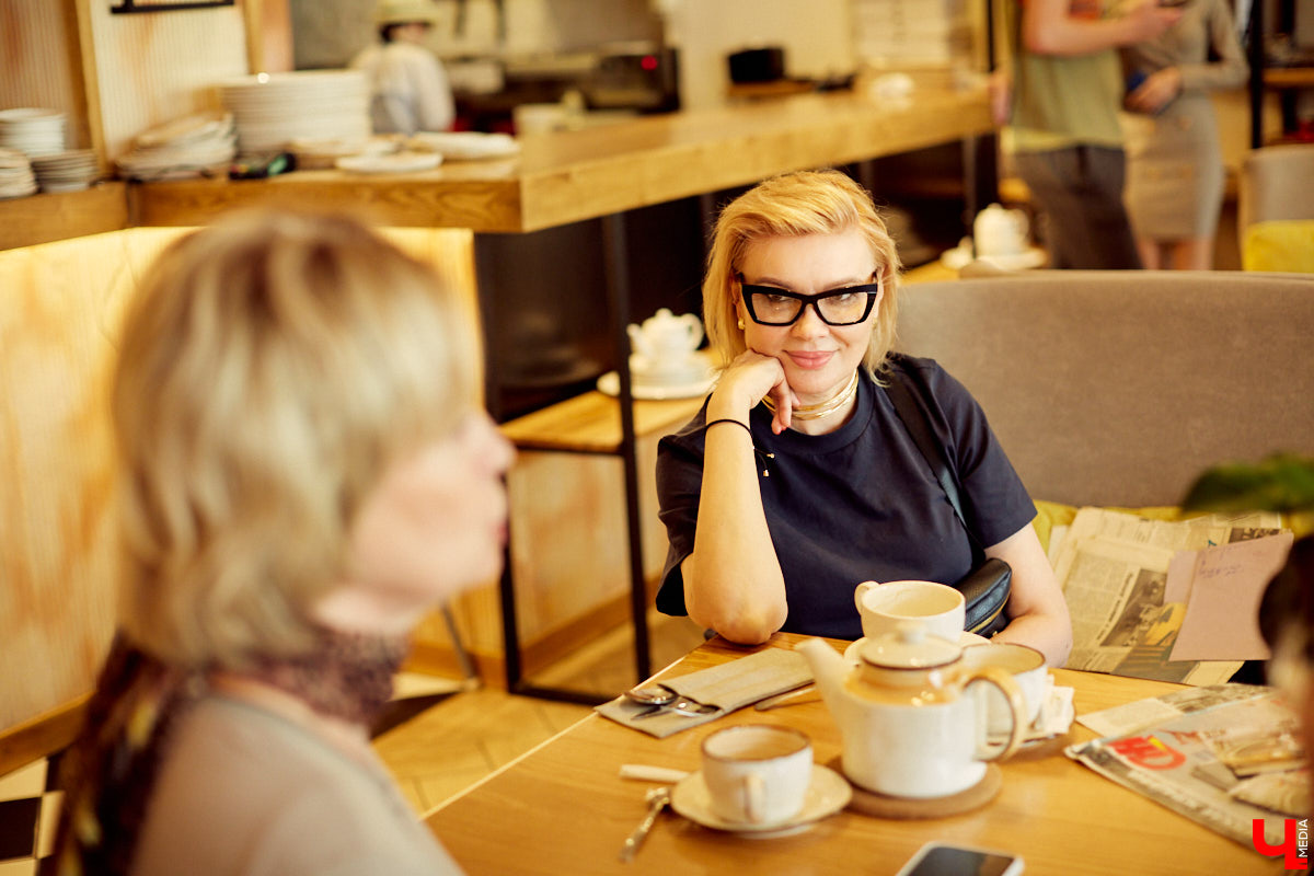 В 80-х годах самым модным местом Владимира был Дом быта на улице Разина. Именно там рождались коллекции одежды, которые потом попадали на прилавки магазинов. В здании трудились художники, дизайнеры, конструкторы, швеи и, конечно, лучшие девушки СССР — модели. О показах тех времен, командировках за границу и особенностях работы в СССР «Ключ-Медиа» рассказали Елена Смирнова и Анна Трубова.