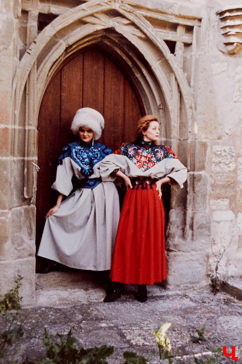 В 80-х годах самым модным местом Владимира был Дом быта на улице Разина. Именно там рождались коллекции одежды, которые потом попадали на прилавки магазинов. В здании трудились художники, дизайнеры, конструкторы, швеи и, конечно, лучшие девушки СССР — модели. О показах тех времен, командировках за границу и особенностях работы в СССР «Ключ-Медиа» рассказали Елена Смирнова и Анна Трубова.