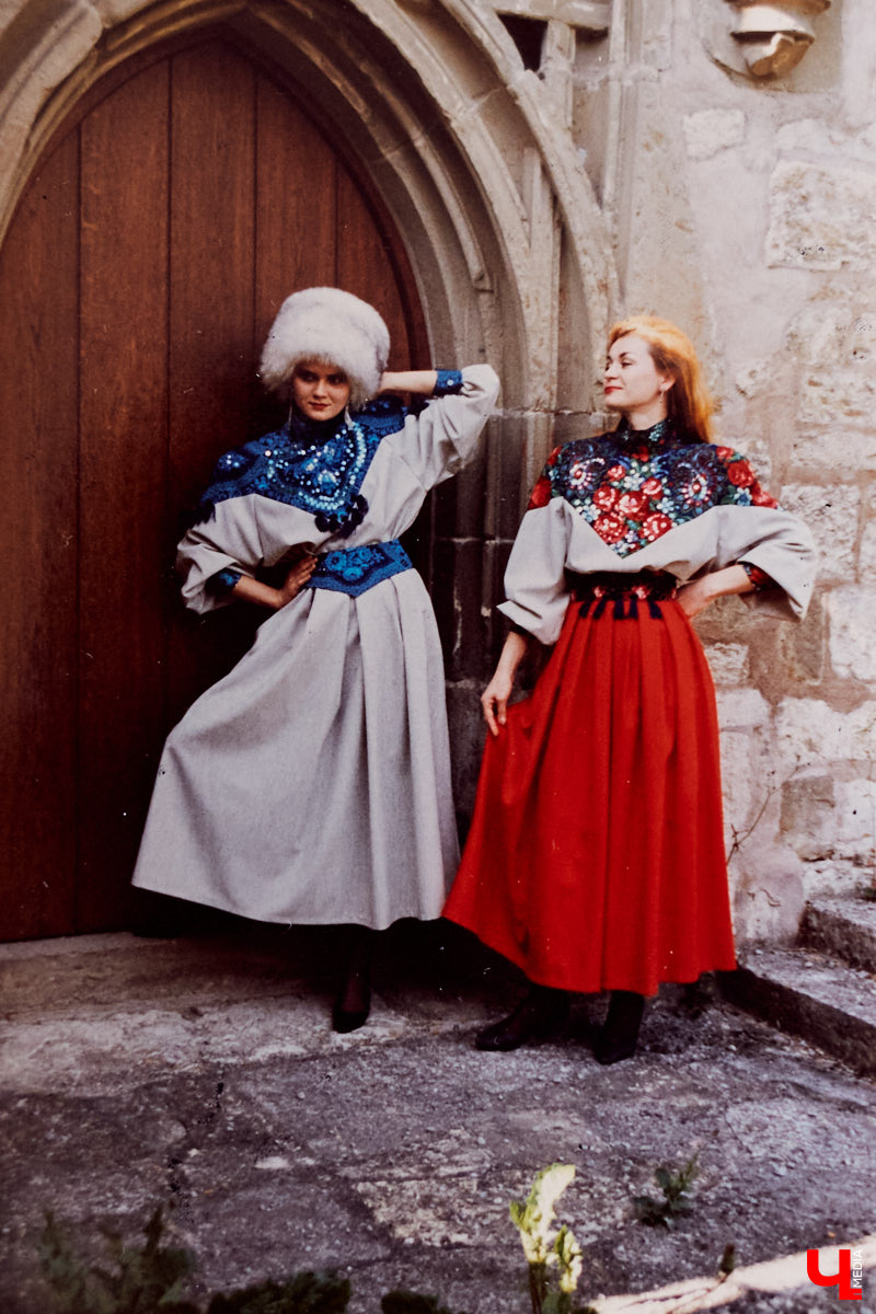 В 80-х годах самым модным местом Владимира был Дом быта на улице Разина. Именно там рождались коллекции одежды, которые потом попадали на прилавки магазинов. В здании трудились художники, дизайнеры, конструкторы, швеи и, конечно, лучшие девушки СССР — модели. О показах тех времен, командировках за границу и особенностях работы в СССР «Ключ-Медиа» рассказали Елена Смирнова и Анна Трубова.