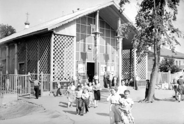 На улице Козлов Вал всего лишь одна левая сторона и несколько построек общественного назначения. Здесь сохранилась часть древней оборонительной насыпи, старая водонапорная башня и Патриарший сад. Сюда жители и гости города приходят любоваться красотой окружающей природы, в которую гармонично вписываются памятники истории и архитектуры.