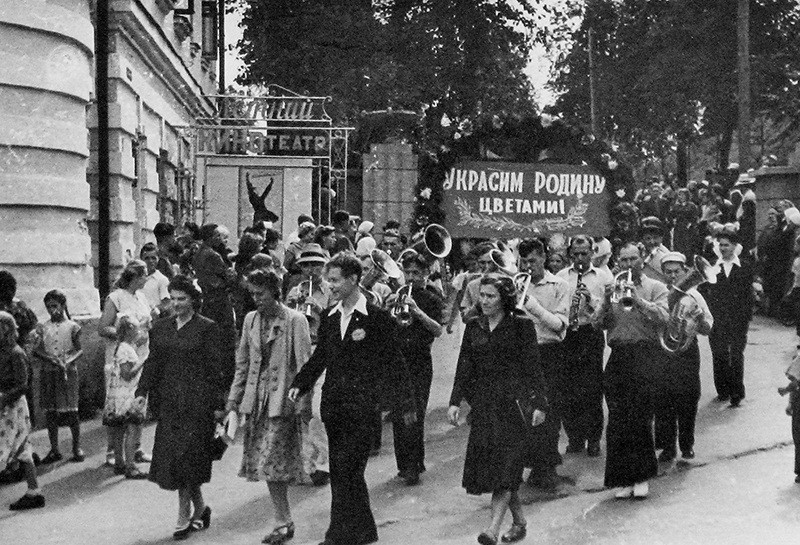 На улице Козлов Вал всего лишь одна левая сторона и несколько построек общественного назначения. Здесь сохранилась часть древней оборонительной насыпи, старая водонапорная башня и Патриарший сад. Сюда жители и гости города приходят любоваться красотой окружающей природы, в которую гармонично вписываются памятники истории и архитектуры.