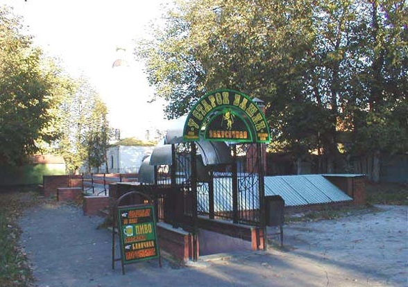 На улице Козлов Вал всего лишь одна левая сторона и несколько построек общественного назначения. Здесь сохранилась часть древней оборонительной насыпи, старая водонапорная башня и Патриарший сад. Сюда жители и гости города приходят любоваться красотой окружающей природы, в которую гармонично вписываются памятники истории и архитектуры.