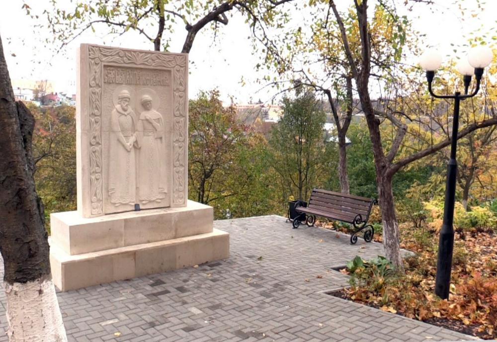 На улице Козлов Вал всего лишь одна левая сторона и несколько построек общественного назначения. Здесь сохранилась часть древней оборонительной насыпи, старая водонапорная башня и Патриарший сад. Сюда жители и гости города приходят любоваться красотой окружающей природы, в которую гармонично вписываются памятники истории и архитектуры.