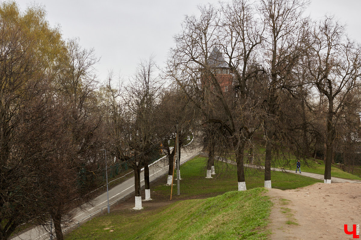 На улице Козлов Вал всего лишь одна левая сторона и несколько построек общественного назначения. Здесь сохранилась часть древней оборонительной насыпи, старая водонапорная башня и Патриарший сад. Сюда жители и гости города приходят любоваться красотой окружающей природы, в которую гармонично вписываются памятники истории и архитектуры.