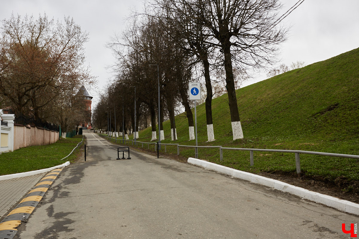 На улице Козлов Вал всего лишь одна левая сторона и несколько построек общественного назначения. Здесь сохранилась часть древней оборонительной насыпи, старая водонапорная башня и Патриарший сад. Сюда жители и гости города приходят любоваться красотой окружающей природы, в которую гармонично вписываются памятники истории и архитектуры.