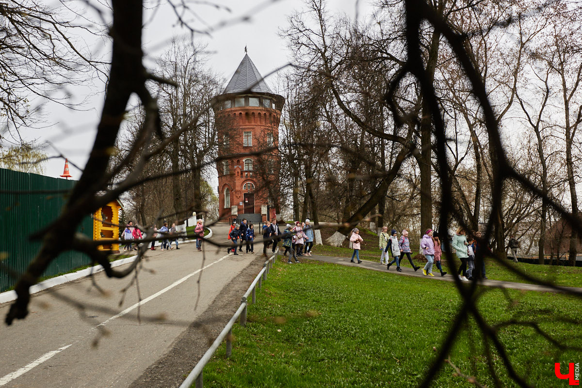 На улице Козлов Вал всего лишь одна левая сторона и несколько построек общественного назначения. Здесь сохранилась часть древней оборонительной насыпи, старая водонапорная башня и Патриарший сад. Сюда жители и гости города приходят любоваться красотой окружающей природы, в которую гармонично вписываются памятники истории и архитектуры.