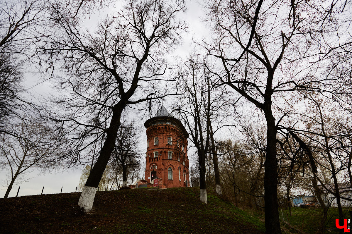 На улице Козлов Вал всего лишь одна левая сторона и несколько построек общественного назначения. Здесь сохранилась часть древней оборонительной насыпи, старая водонапорная башня и Патриарший сад. Сюда жители и гости города приходят любоваться красотой окружающей природы, в которую гармонично вписываются памятники истории и архитектуры.
