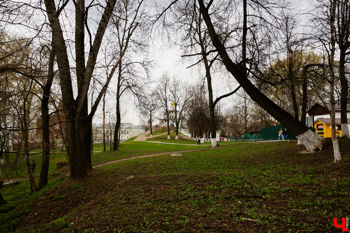 На улице Козлов Вал всего лишь одна левая сторона и несколько построек общественного назначения. Здесь сохранилась часть древней оборонительной насыпи, старая водонапорная башня и Патриарший сад. Сюда жители и гости города приходят любоваться красотой окружающей природы, в которую гармонично вписываются памятники истории и архитектуры.