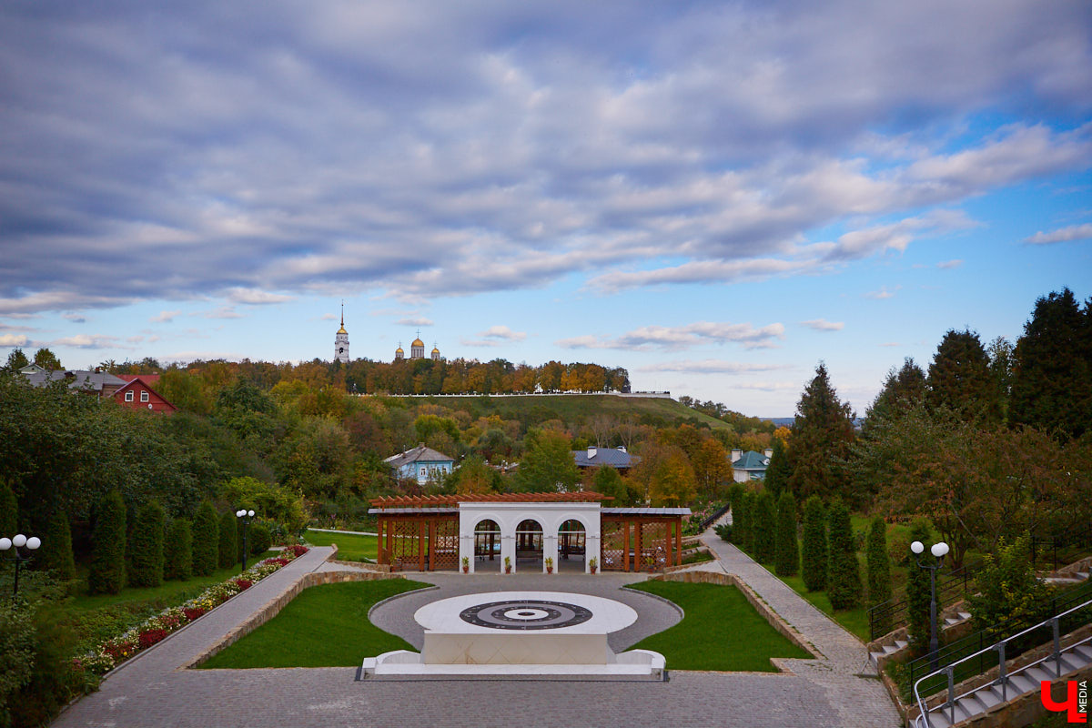 На улице Козлов Вал всего лишь одна левая сторона и несколько построек общественного назначения. Здесь сохранилась часть древней оборонительной насыпи, старая водонапорная башня и Патриарший сад. Сюда жители и гости города приходят любоваться красотой окружающей природы, в которую гармонично вписываются памятники истории и архитектуры.