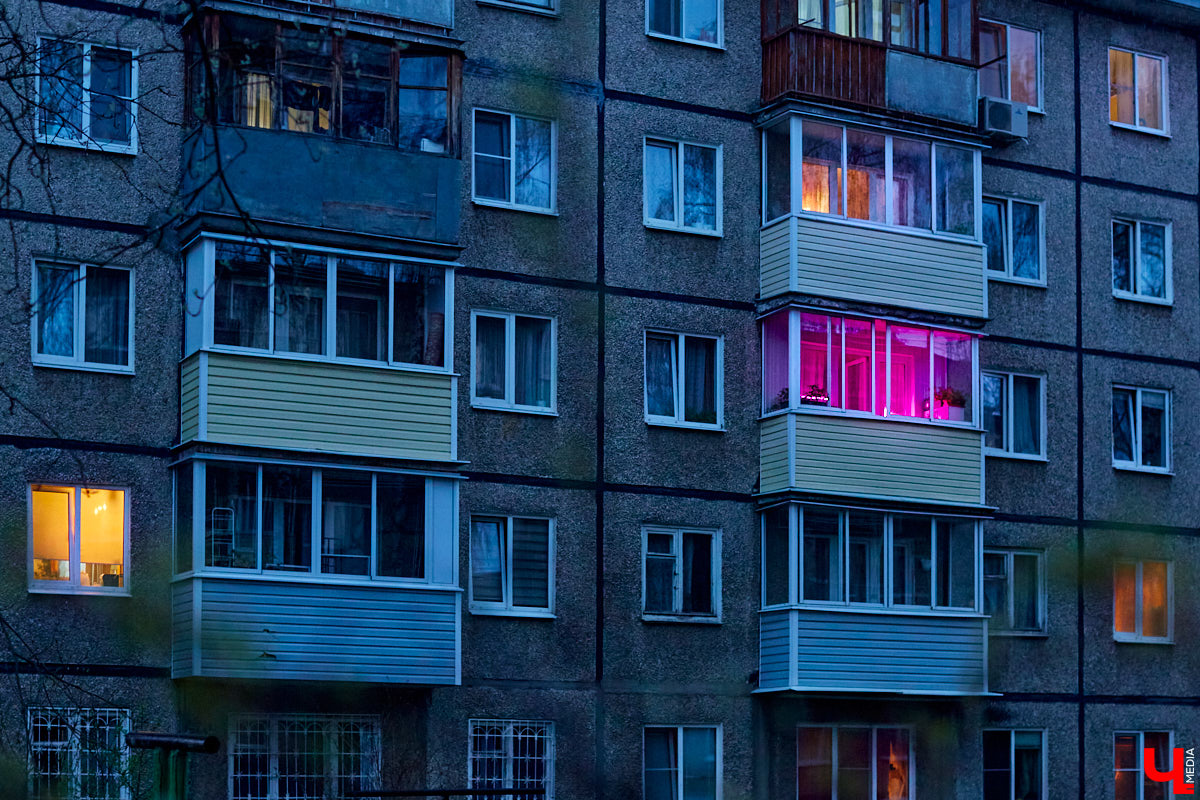 С приходом весны фиолетовые окна можно заметить почти в каждом многоэтажном доме. Кто их зажигает, а главное — зачем? «Ключ-Медиа» раскрывает все карты.