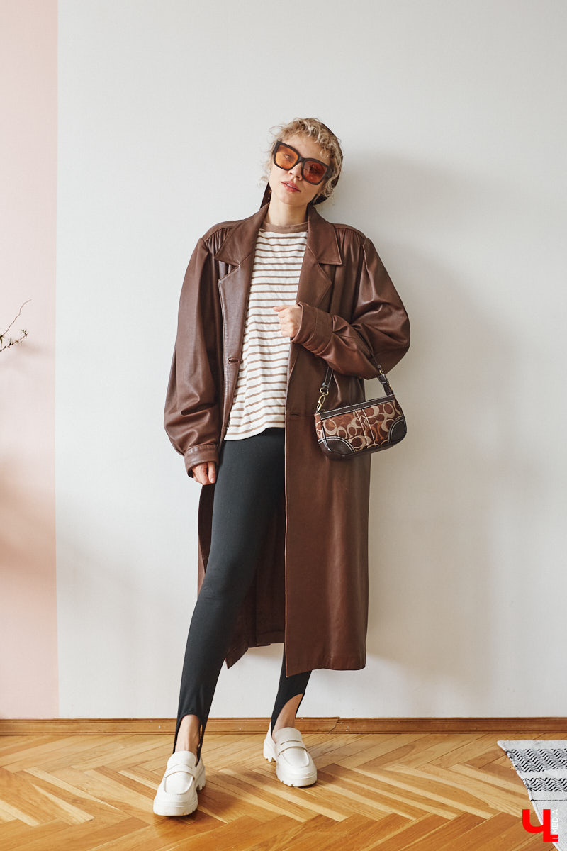 Найти в секонд-хенде что-нибудь стоящее столь же непросто, как отыскать иголку в стоге сена. Но только не для владимирского стилиста Софии Кожевниковой. Одна из последних ее «жемчужин» — кожаный жилет известного бренда всего за 700 рублей. Хотите также? Читайте советы Софии!