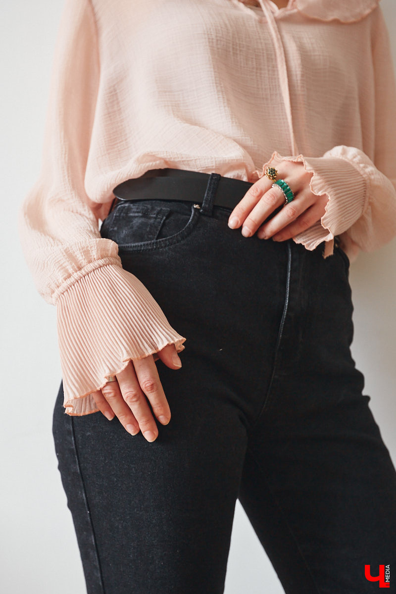 Найти в секонд-хенде что-нибудь стоящее столь же непросто, как отыскать иголку в стоге сена. Но только не для владимирского стилиста Софии Кожевниковой. Одна из последних ее «жемчужин» — кожаный жилет известного бренда всего за 700 рублей. Хотите также? Читайте советы Софии!