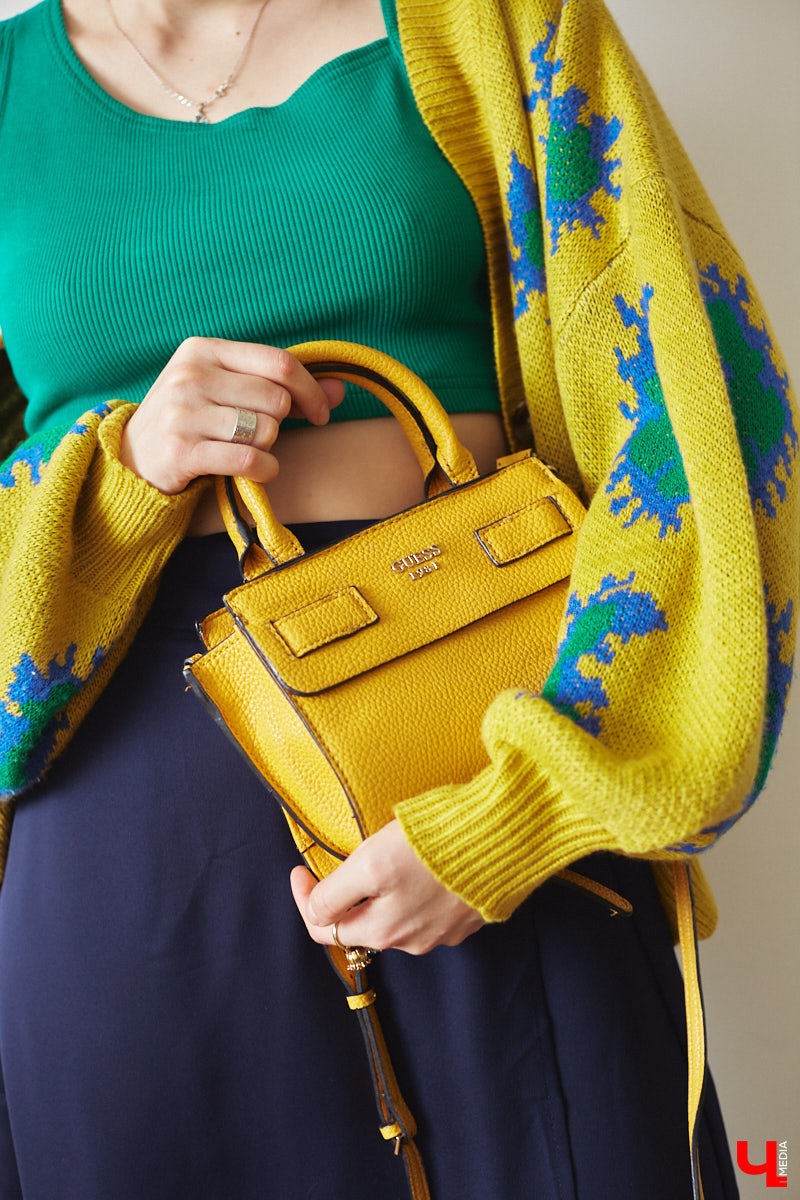 Найти в секонд-хенде что-нибудь стоящее столь же непросто, как отыскать иголку в стоге сена. Но только не для владимирского стилиста Софии Кожевниковой. Одна из последних ее «жемчужин» — кожаный жилет известного бренда всего за 700 рублей. Хотите также? Читайте советы Софии!