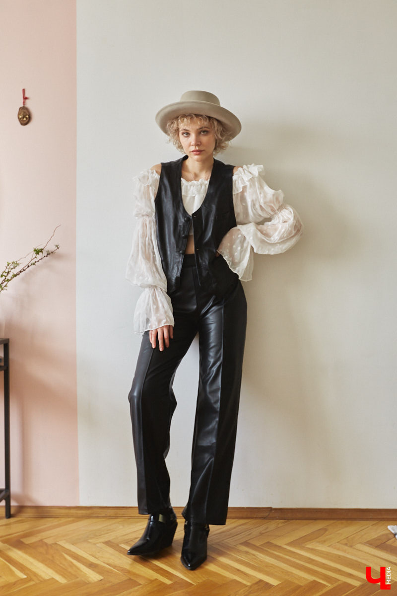 Найти в секонд-хенде что-нибудь стоящее столь же непросто, как отыскать иголку в стоге сена. Но только не для владимирского стилиста Софии Кожевниковой. Одна из последних ее «жемчужин» — кожаный жилет известного бренда всего за 700 рублей. Хотите также? Читайте советы Софии!