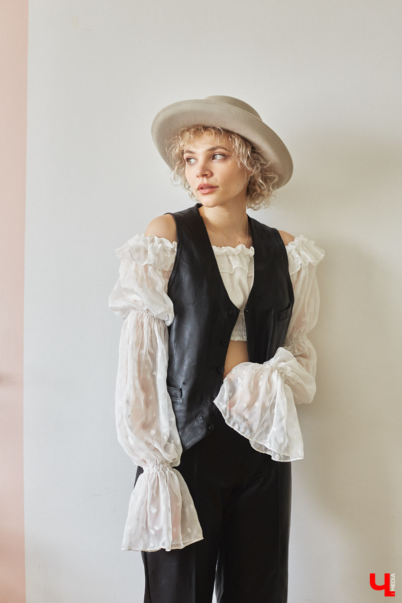 Найти в секонд-хенде что-нибудь стоящее столь же непросто, как отыскать иголку в стоге сена. Но только не для владимирского стилиста Софии Кожевниковой. Одна из последних ее «жемчужин» — кожаный жилет известного бренда всего за 700 рублей. Хотите также? Читайте советы Софии!