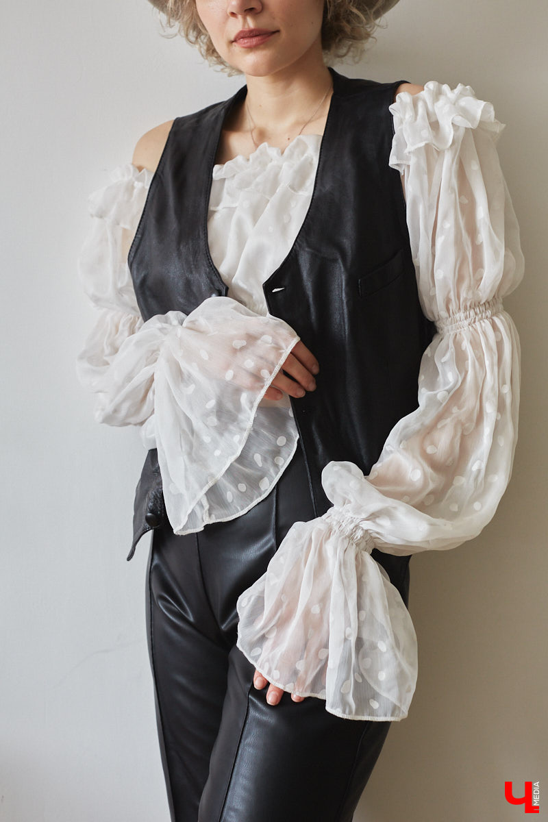 Найти в секонд-хенде что-нибудь стоящее столь же непросто, как отыскать иголку в стоге сена. Но только не для владимирского стилиста Софии Кожевниковой. Одна из последних ее «жемчужин» — кожаный жилет известного бренда всего за 700 рублей. Хотите также? Читайте советы Софии!