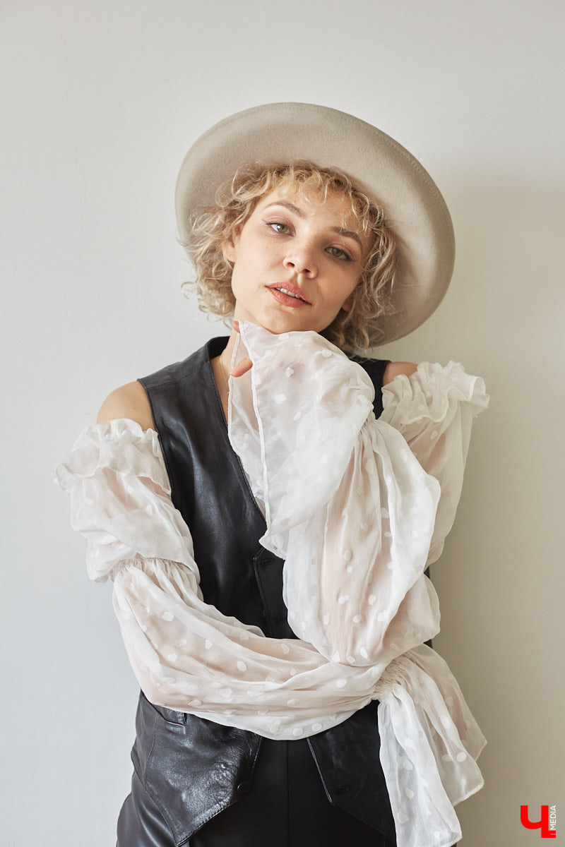 Найти в секонд-хенде что-нибудь стоящее столь же непросто, как отыскать иголку в стоге сена. Но только не для владимирского стилиста Софии Кожевниковой. Одна из последних ее «жемчужин» — кожаный жилет известного бренда всего за 700 рублей. Хотите также? Читайте советы Софии!