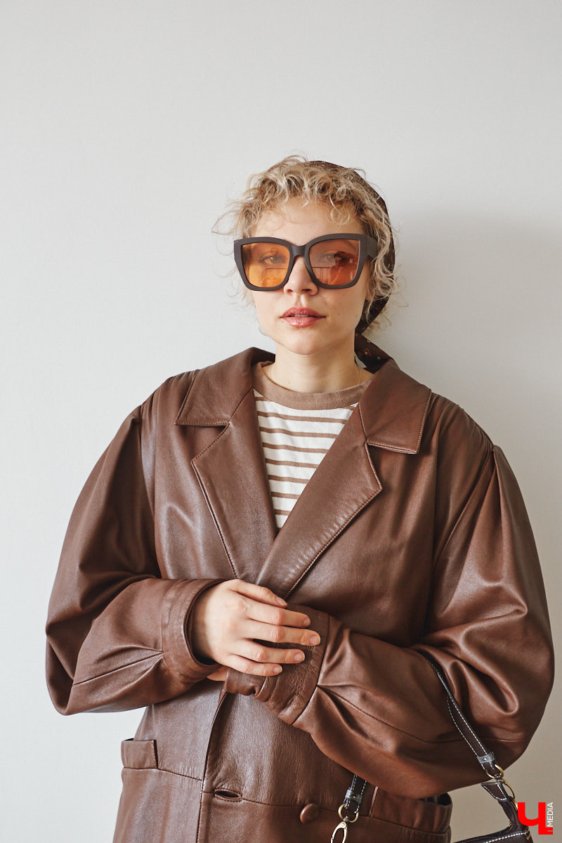 Найти в секонд-хенде что-нибудь стоящее столь же непросто, как отыскать иголку в стоге сена. Но только не для владимирского стилиста Софии Кожевниковой. Одна из последних ее «жемчужин» — кожаный жилет известного бренда всего за 700 рублей. Хотите также? Читайте советы Софии!