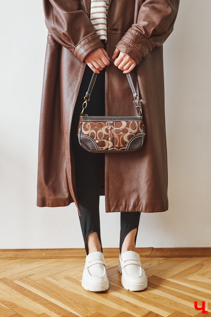 Найти в секонд-хенде что-нибудь стоящее столь же непросто, как отыскать иголку в стоге сена. Но только не для владимирского стилиста Софии Кожевниковой. Одна из последних ее «жемчужин» — кожаный жилет известного бренда всего за 700 рублей. Хотите также? Читайте советы Софии!