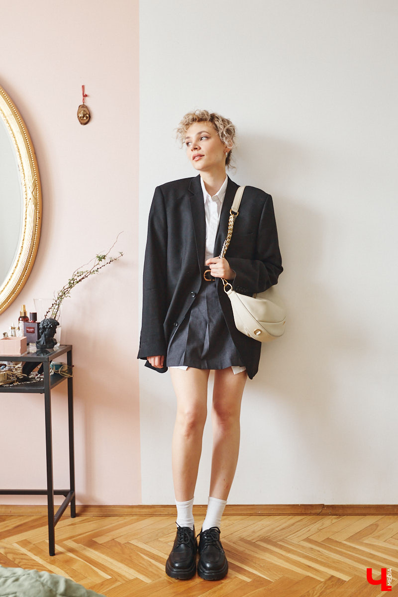 Найти в секонд-хенде что-нибудь стоящее столь же непросто, как отыскать иголку в стоге сена. Но только не для владимирского стилиста Софии Кожевниковой. Одна из последних ее «жемчужин» — кожаный жилет известного бренда всего за 700 рублей. Хотите также? Читайте советы Софии!