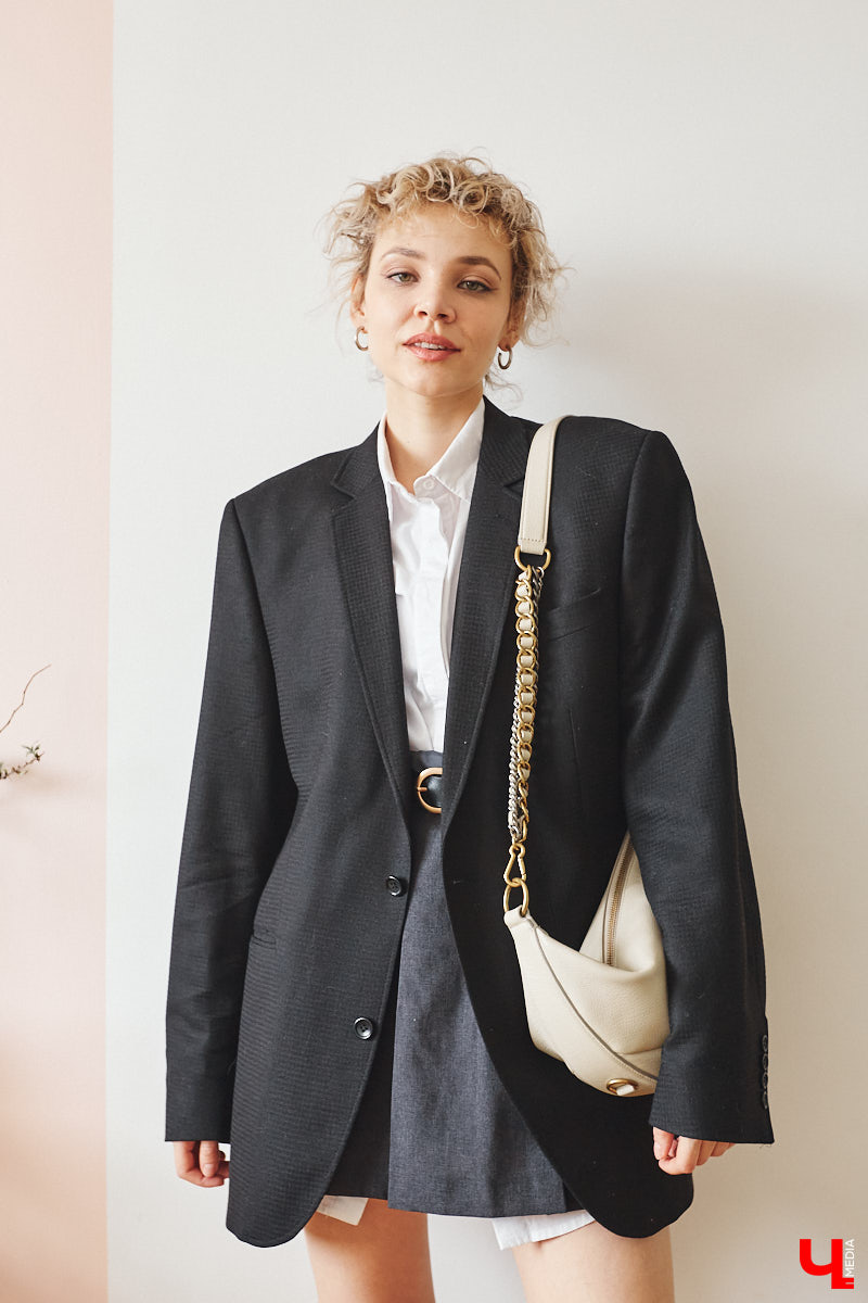 Найти в секонд-хенде что-нибудь стоящее столь же непросто, как отыскать иголку в стоге сена. Но только не для владимирского стилиста Софии Кожевниковой. Одна из последних ее «жемчужин» — кожаный жилет известного бренда всего за 700 рублей. Хотите также? Читайте советы Софии!