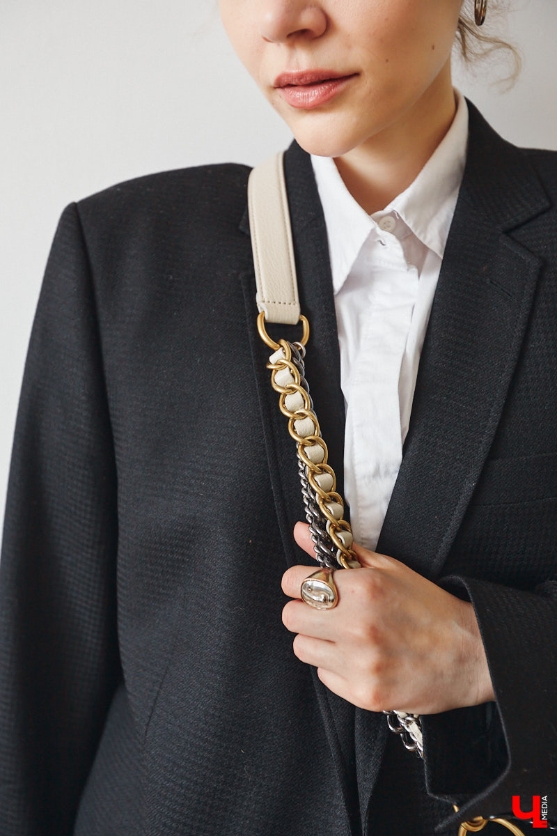 Найти в секонд-хенде что-нибудь стоящее столь же непросто, как отыскать иголку в стоге сена. Но только не для владимирского стилиста Софии Кожевниковой. Одна из последних ее «жемчужин» — кожаный жилет известного бренда всего за 700 рублей. Хотите также? Читайте советы Софии!