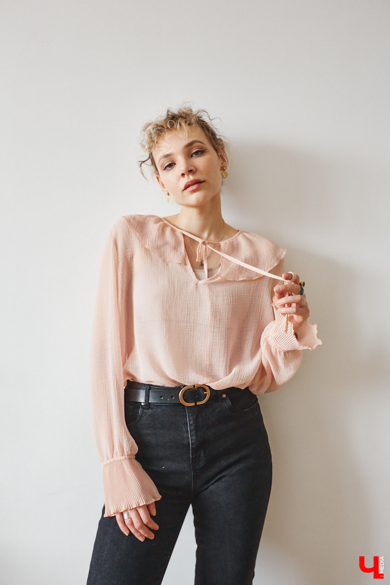 Найти в секонд-хенде что-нибудь стоящее столь же непросто, как отыскать иголку в стоге сена. Но только не для владимирского стилиста Софии Кожевниковой. Одна из последних ее «жемчужин» — кожаный жилет известного бренда всего за 700 рублей. Хотите также? Читайте советы Софии!