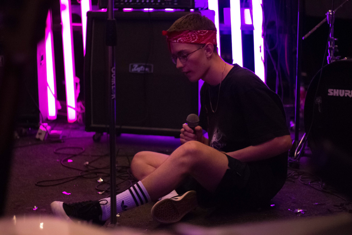 Отправляемся к звездам с альтернативной командой JRMI, обнуляем трудности речитативом мэтра, релаксируем при прослушивании лоуфайного альбома Eremialx, забываем прошлое в компании поп-фрешмена НЕОНЫ, рассуждаем о любви под гитару Валерия Архипова, мешаем жанры с «не героем» Джуйсом и танцуем, подрубив рок-н-ролльных Pizza Delivery Boyz.