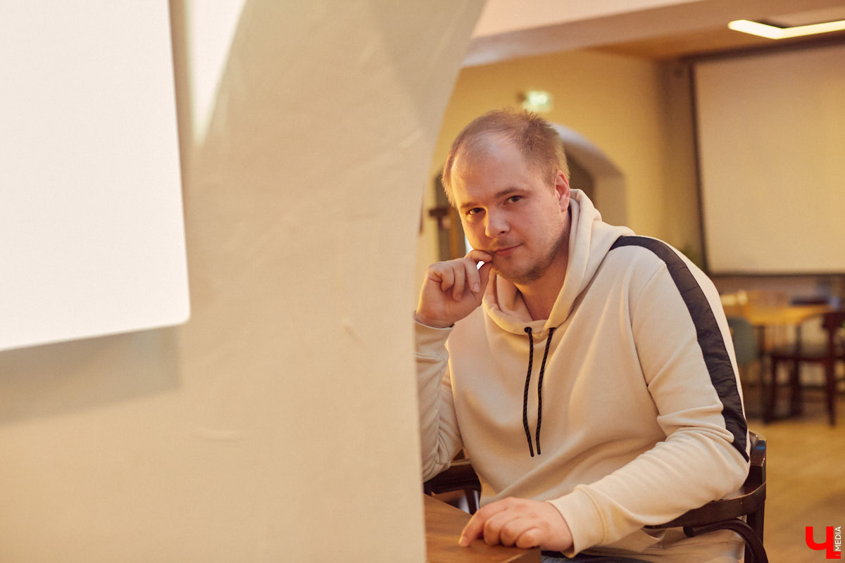 Отправляемся к звездам с альтернативной командой JRMI, обнуляем трудности речитативом мэтра, релаксируем при прослушивании лоуфайного альбома Eremialx, забываем прошлое в компании поп-фрешмена НЕОНЫ, рассуждаем о любви под гитару Валерия Архипова, мешаем жанры с «не героем» Джуйсом и танцуем, подрубив рок-н-ролльных Pizza Delivery Boyz.