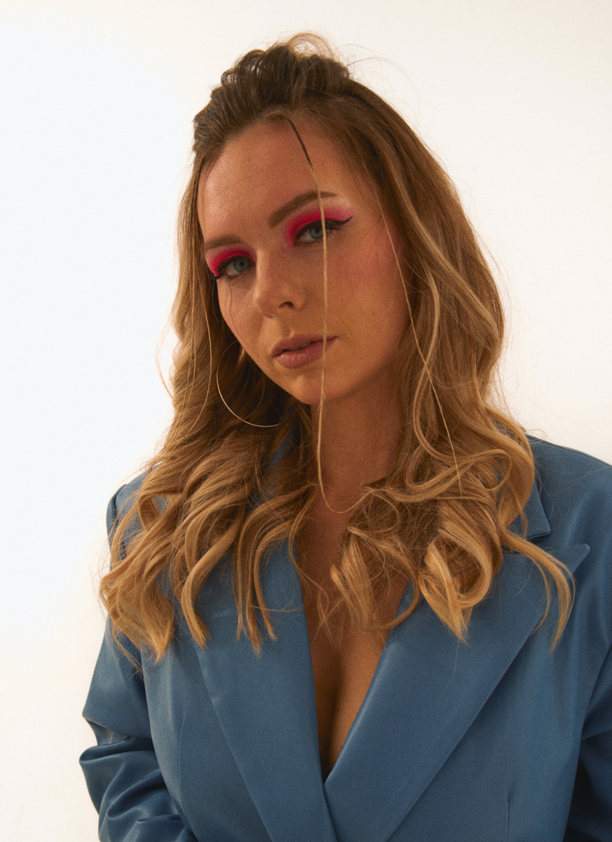 Отправляемся к звездам с альтернативной командой JRMI, обнуляем трудности речитативом мэтра, релаксируем при прослушивании лоуфайного альбома Eremialx, забываем прошлое в компании поп-фрешмена НЕОНЫ, рассуждаем о любви под гитару Валерия Архипова, мешаем жанры с «не героем» Джуйсом и танцуем, подрубив рок-н-ролльных Pizza Delivery Boyz.